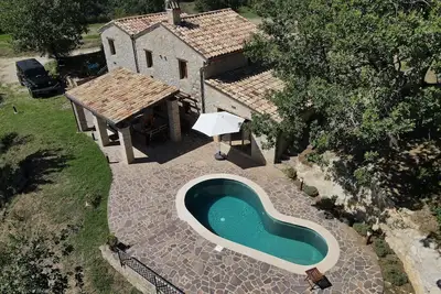 Maison en pierre rustique avec une touche moderne