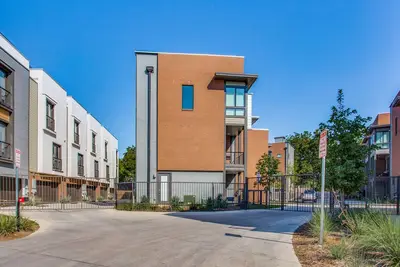 Image de Maison de ville de luxe avec terrasse sur le toit située à un pâté de maisons de The Pearl.