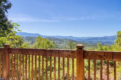 Image de Perroquets Nest / Belle vue sur les montagnes à moins de 800 mètres de Dollywood!