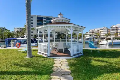 Image de Baie, Piscine, Vues du court de tennis, 2 suites Master, Cuisine en acier inoxydable, Carrelage, 3 Téléviseurs à écran plat