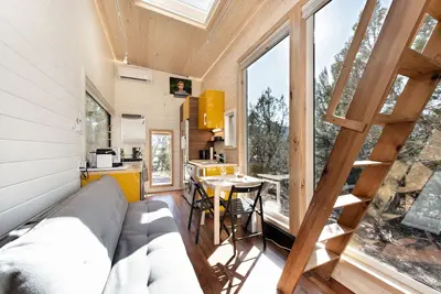 Image de Cozy, Modern Tiny Home, 25 Min. Pour skier, 3 min. aux magasins et restaurants!
