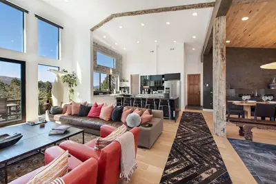 Image de Maison moderne exquise avec étang de Koi, bain à remous, près du basalte et à 25 minutes d'Aspen!