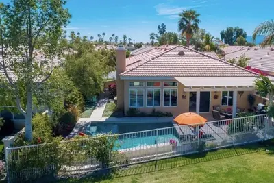 Image de Maison Sur Le Parcours De Golf Avec Piscine SALÉE Et Spa 2 Mi À Coachella!