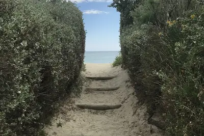 Image de T2 accès direct mer à 30m piscine +parking