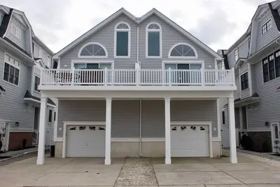 Image de Un plan d'étage ouvert avec des plafonds cathédrale situé dans une rue calme de l'inlet Townsend est parfait pour des vacances.