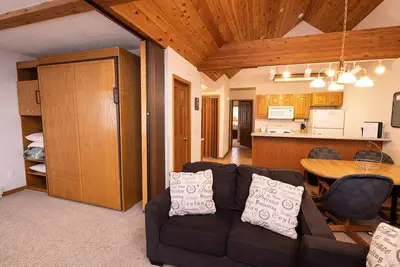 Image de Grand condo 1 chambre à coucher, 2 salles de bain avec vue sur la pente et accès direct aux pistes