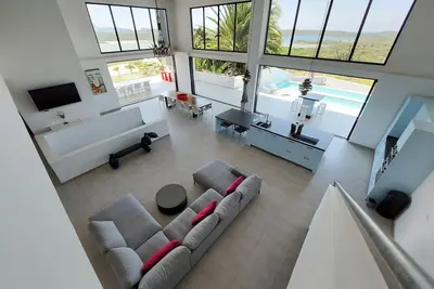 Image de Superbe villa neuve avec vue!
