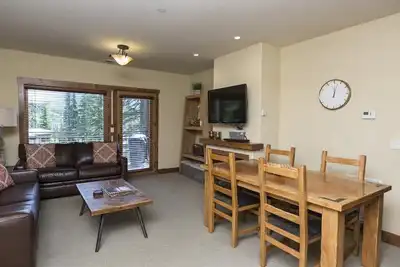 Image de Pines 180 est un condo supérieur à 3 chambres à coucher et 2 salles de bain.