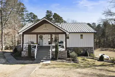 Image de Lake Lanier Cottage with Deep Water Double dock-Monthly Rentals