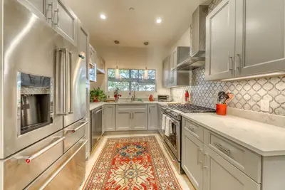 Image de Élégant condo avec foyer au gaz - à pied des meilleurs restaurants de Portland et du Vieux-Port!