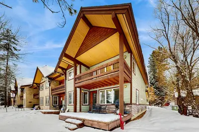 Image de Maison de ville d'artisan sur le golf avec terrasse et barbecue - près du lac Payette!