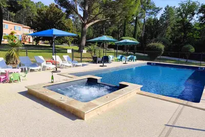 Image de Villa Provençale de 500m² dans le Vaucluse, avec piscine sur 1, 6ha (25 pers max)