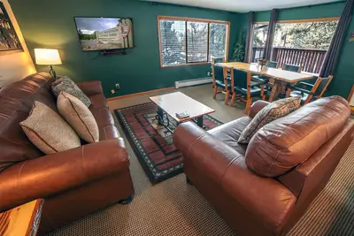 Image de Trois chambres avec salon spacieux, salle à manger et terrasse