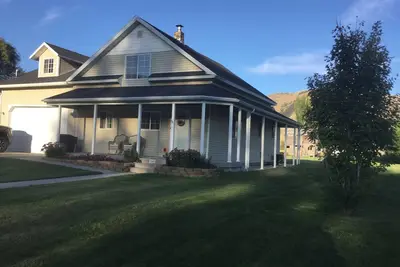 Image de Escapade dans la vallée de la montagne. Ferme confortable près d'un beau lac dans le nord de l'Utah.