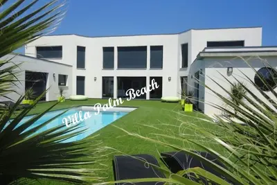 Image de La Villa Palm Beach au Cap d'Agde, 23 personnes, à 400 mètres de la plage