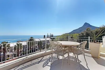 Image de 6 chambres Camps Bay Villa à pied de la plage