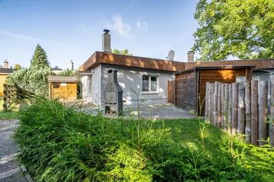 Image de Maison de vacances moderne dans un endroit calme sur le lac, avec cheminée, animaux acceptés