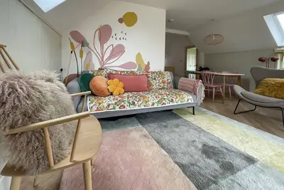 Image de Luxury Lakeside Lodge with Boutique Chic Interior