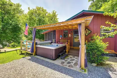 Image de Nouveau! Bryson City Home w / Deck ~ 1 mi au lac Fontana