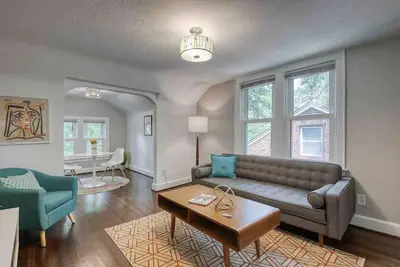 Image de Walk to town from gorgeous, modern upper apartment.
