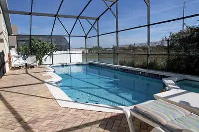 Image de Une maison de vacances Plus piscine \/ spa wifi gratuit à 5 km de Disney - vue sur le lac