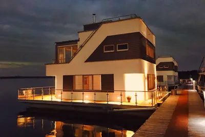 Image de Villa flottante de 2 chambres avec cheminée et climatisation