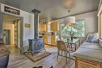 Image de Nouveau! Grand Lake Cabin w / Deck, Grill & Dock Access