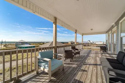 5 chambres côté golfe, 3 salles de bain, 2 étages, grandes terrasses. Les meilleures vues sur l'île