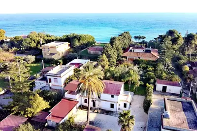 Image de Villa a due passi dal mare (Villa einen Steinwurf vom Meer entfernt)