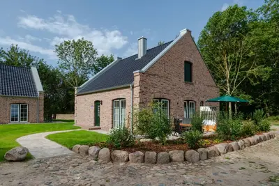 Image de Belle maison de vacances avec terrasse, chaise de plage, cheminée et sauna finlandais