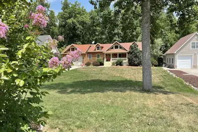Image de Droit sur le lac, près de la rampe de bateau \/ piscine, 5 chambres au bord du lac