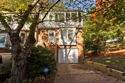 Image de Maison de ville moderne à Shirlington (3 chambres / 2 salles de bain)
