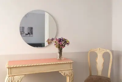 Image de cette maison familiale est entourée d'un patio, un endroit pour se détendre!