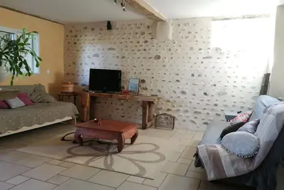 Image de Notre gîte les saoumettes vous accueille devant la chaîne des Pyrénées