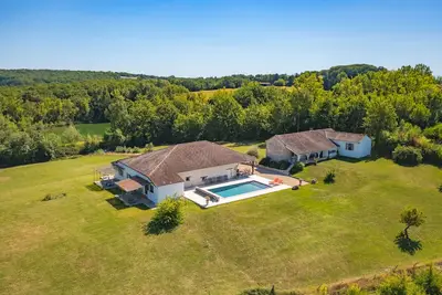 Image de Domaine privé max 12 personnes dans 3 maisons séparées - dimanche à dimanche!