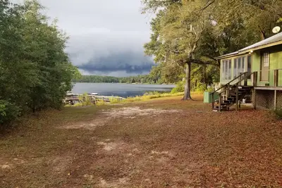 Image de Cabine isolée au bord du lac avec rampe de bateau et quai