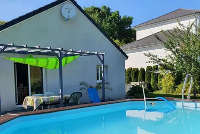 Image de 4 vraies chambres dans Villa 105 m2 avec poĂŞle Ă bois et piscine Ă Montfaucon.