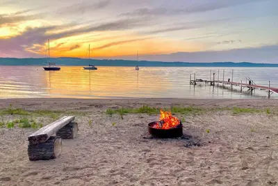 Image de Hillside Hideaway avec plage privée de 15 m sur la rive sud de Suttons Bay