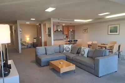 Image de Détendez-vous sur Roberts - appartement moderne et central comprend WiFi et linge de maison