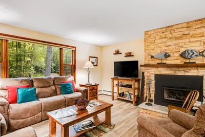 Image de Charmante maison au bord du lac avec cheminée, quai et canoë - près de la ville!