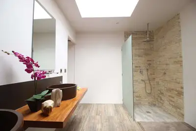 Image de Villa en bois de trois chambres près de Seminyak dans un quartier calme et paisible