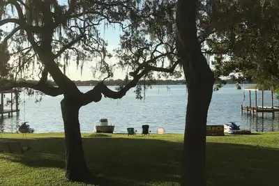 Image de Belle maison spacieuse au bord du lac