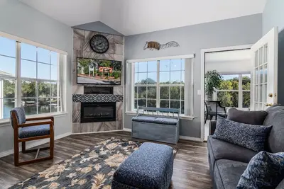 Captivant penthouse au bord du lac avec 3 chambres et 3 salles de bain.