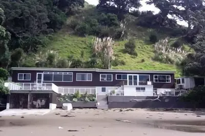 Image de Martins Bay - calme Kiwiana Bach sur la plage - idéal pour les enfants