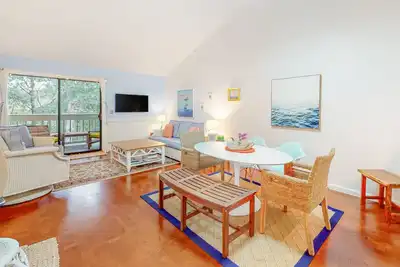 Image de Appartement confortable au deuxième étage avec cuisine complète et vue sur le balcon