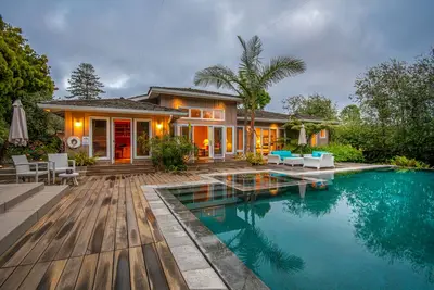 Image de Propriété de luxe avec piscine et court de tennis près de la plage