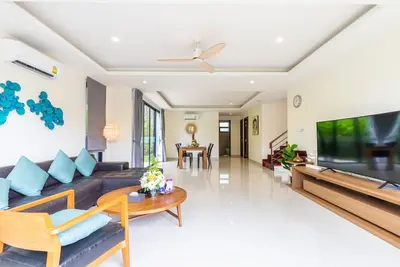 Image de Fournit des meubles modernes et une piscine privée sous la marque Banyan Tree.