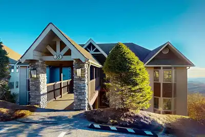 Image de Spacieux condo w / vue sur la montagne depuis un balcon meublé - près des remontées mécaniques