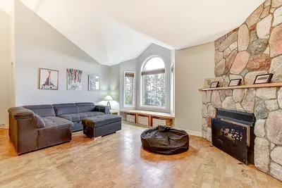 Image de Condo familial contemporain avec accès ski in / out et bain à remous partagé!