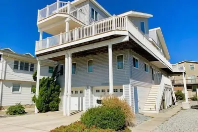Image de Maison de ville de bloc de plage. Cette unité est la deuxième maison de Pleasure Avenue à seulement quelques pas de la plage.